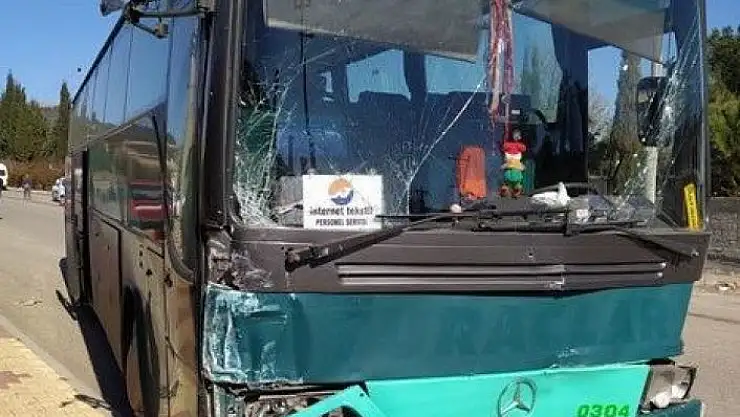 'Freni boşalan otobüs seyir halindeki kamyonete çarptı: 1 yaralı'