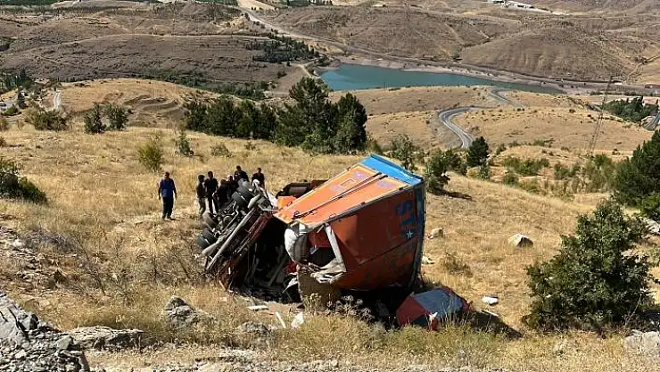 'Freni patlayan kamyon şarampole devrildi: 2 ölü, 2 yaralı'