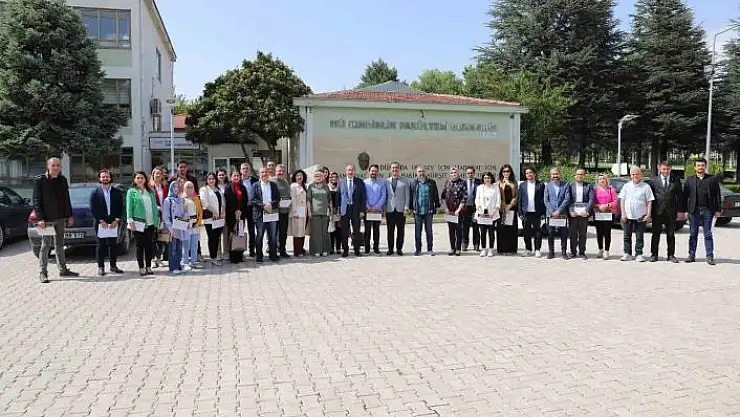 'FÜ´de başarılı akademisyenler ödüllendirildi'