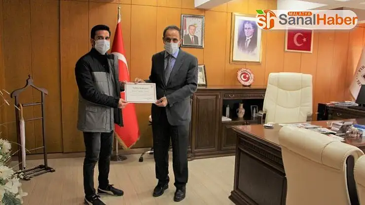 FÜ'de siperlik maske üreten ekibe teşekkür belgesi