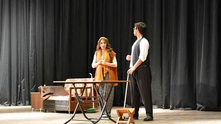 'FÜ´de `Yolumuzu Bulalım´  oyunu sergilendi'