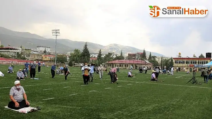 Futbol sahasında cuma namazı