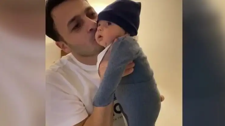 'Futbolcu olmasını istediği minik oğluna maç anlatıyor'