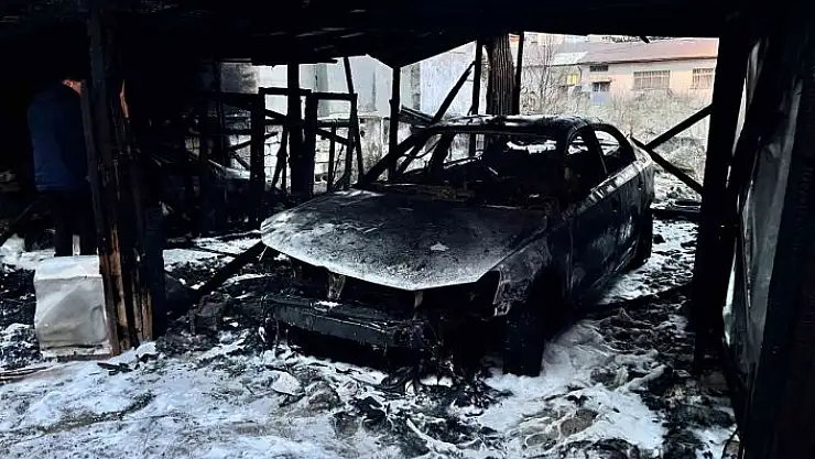 'Garajda çıkan yangında 2 araç kül oldu'