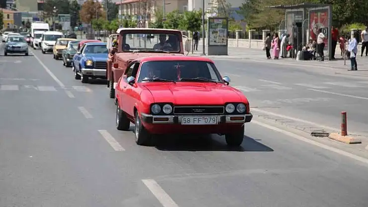 'Gardaşlık Festivali kortejinde en çok dikkati klasik otomobiller çekti'