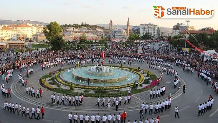 Gardaşlık gününde 1058 kişi aynı anda halay çekti