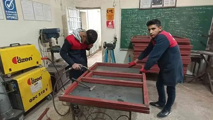 'Geleceğin zanaatkarları okulların pota ve tenis masasını üretiyor'