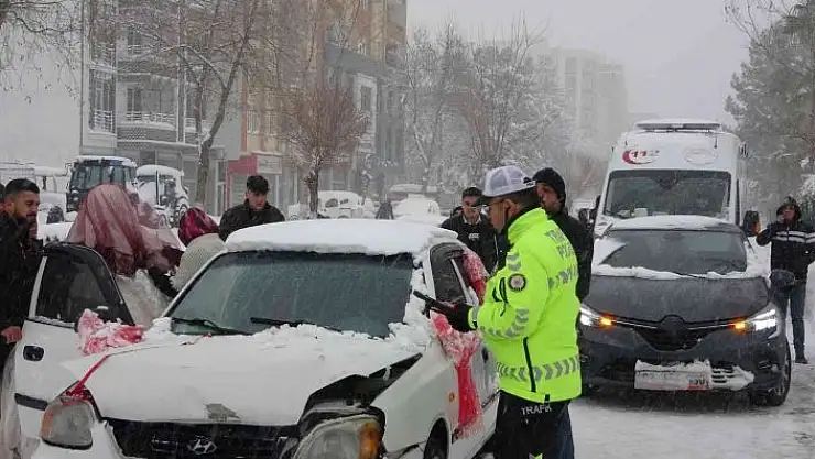 'Gelin arabası karlı yolda kaza yaptı: 1 yaralı'