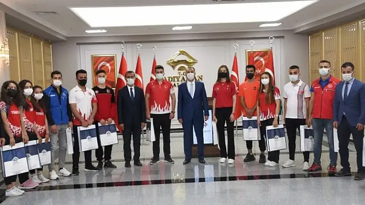 'Genç milli sporcular Vali Çuhadar ile bir araya geldi'