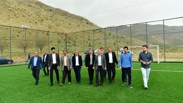 'Gençler halı saha istedi, Başkan Çınar yerine getirdi'