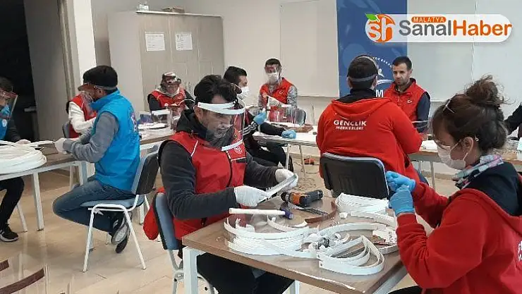 Gençler sağlık çalışanları için yüz kalkanı üretiyor