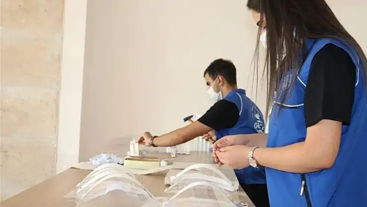 'Gençlerden koruyucu siperlik üretimine devam'