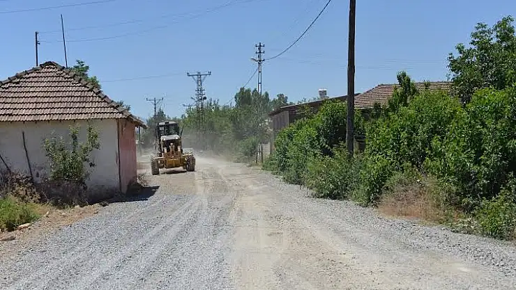 Yeşilyurt Belediyesi Dilek Mahallesinde Yol  Genişletme ve Asfaltlama Çalışması Yapıyor