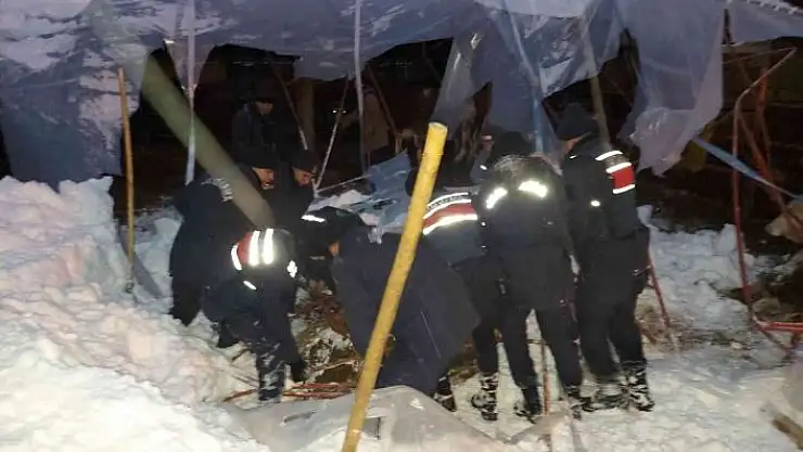 'Göçük altında kalan 3 büyükbaş hayvan kurtarıldı'