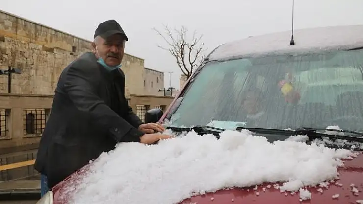 'Gök gürültüsüyle birlikte yağan dolu, kısa sürede şehri beyaza bürüdü'