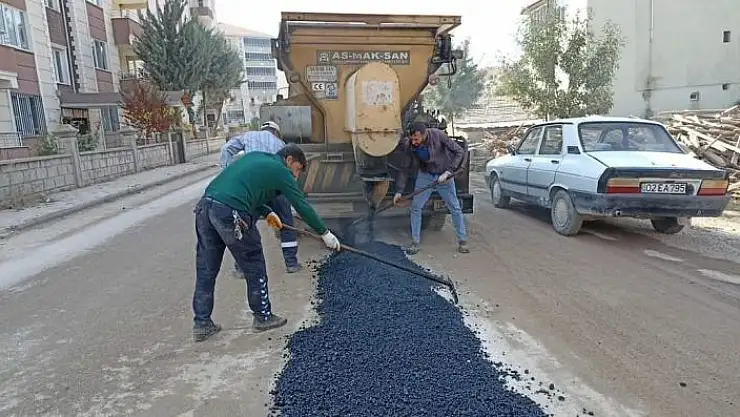 'Gölbaşı Belediyesi bozulan yolları onarıyor'