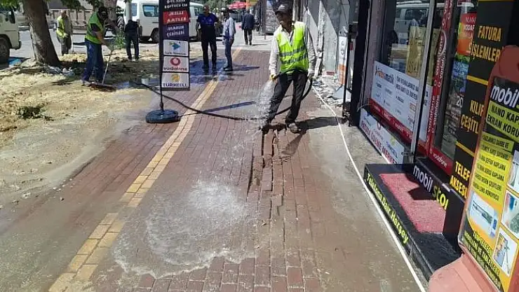 'Gölbaşı Belediyesi, cadde ve sokakları temizliyor'