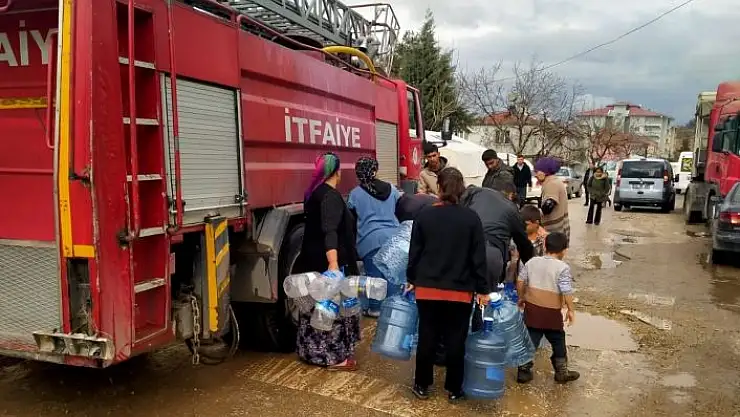 'Gölbaşı Belediyesi temizlik için su dağıtıyor'