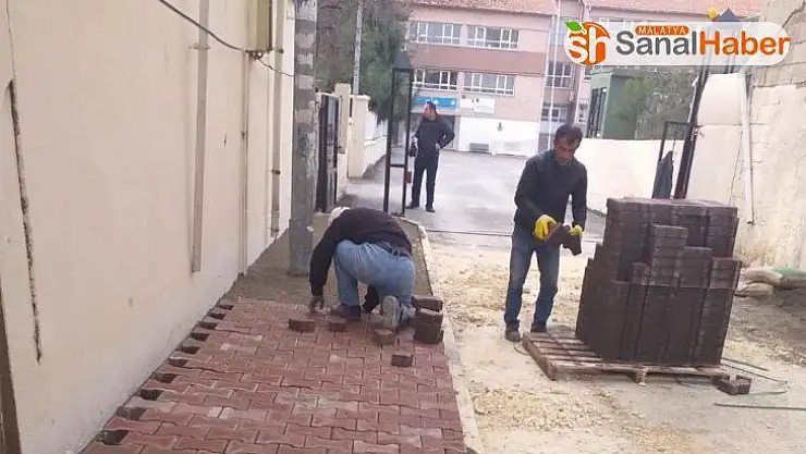 Gölbaşı Caddesinde kaldırım çalışması yapıldı
