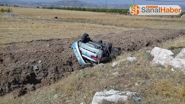 Gölbaşı'nda hafif ticari araç takla attı: 2 Yaralı