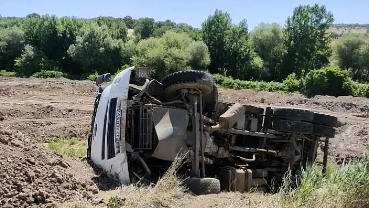 'Gölbaşında yük boşaltan kamyon şarampole devrildi'