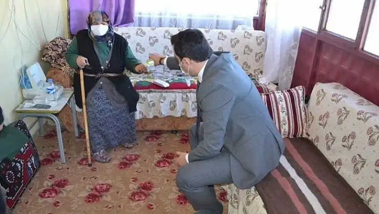 'Gönül yapmak için sıcak aç dağıtıyor'