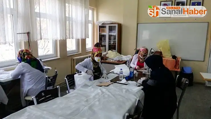 Gönüllü kadın usta öğreticiler, maske üretimine başladı