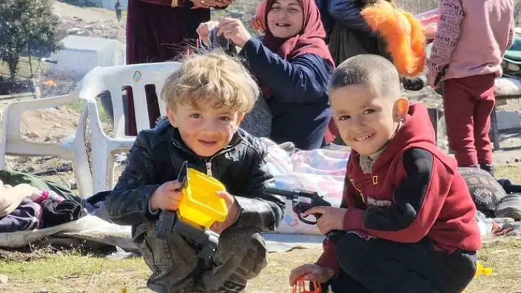 'Gönüllü olarak geldikleri Adıyaman´da dağıttıkları oyuncaklarla çocukların yüzünü güldürdüler'