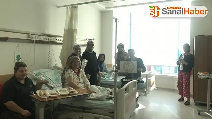 Gönüllüler hastaları ziyaret ederek moral verdiler