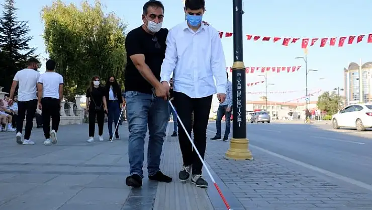 'Görene de görmeye de de beyaz baston kursu'