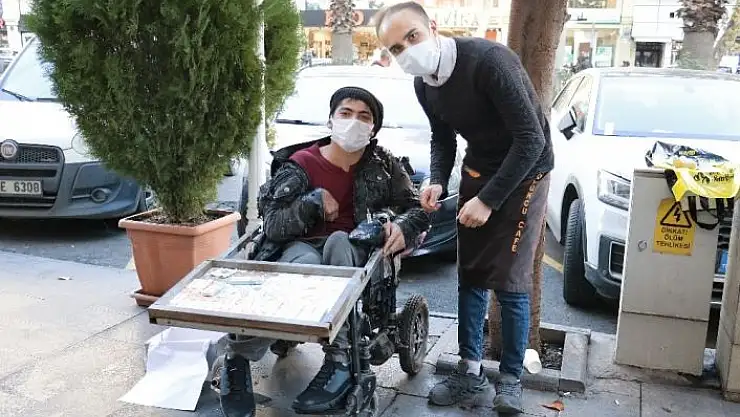 'Görenlerin yüreğini, engelli gencin ayağını ısıttı'
