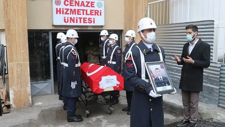 'Göreve 2 ay önce başlayan şehit astsubayın al bayrağa sarılı naaşı memleketine uğurlandı'