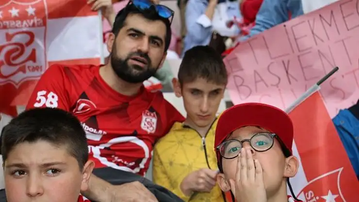 'Görme engelli öğrencisine maçı anlattı'