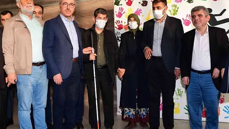 'Görme engellilere beyaz baston'