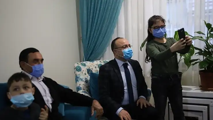 'Gözyaşı döken küçük Hiranur´a ´Vali Amca´dan sürpriz ziyaret'