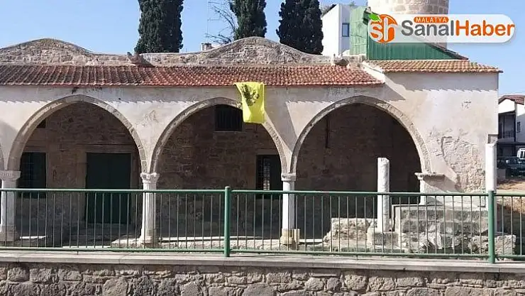 Güney Kıbrıs'ta camiye Bizans bayrağı asıldı