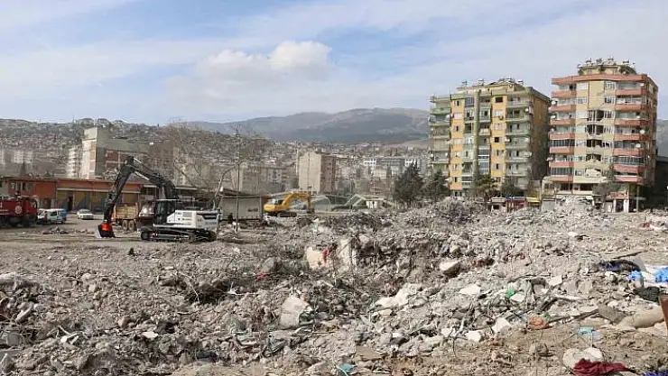 'Günlerdir enkazda Kabe örtüsünü arıyorlar'