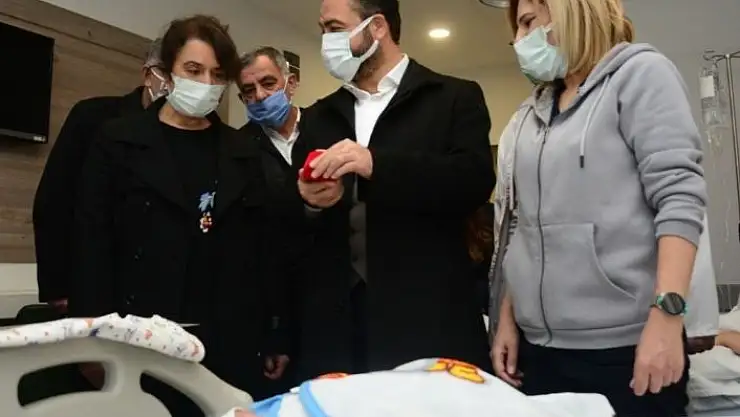 'Gürbüz´den yeni doğan bebeğe altın'