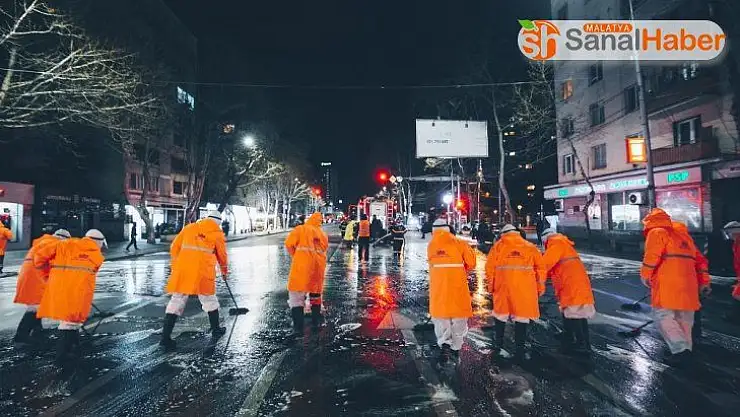 Gürcistan'da caddeler köpüklü su ve dezenfektanlarla temizlendi
