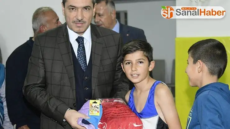 Güreşçilere spor malzemesi yardımı yapıldı