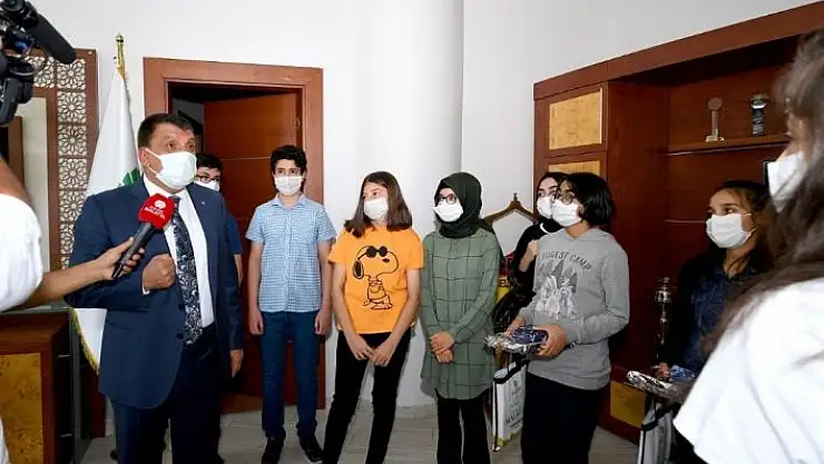 'Gürkan´dan başarılı öğrencilere hediye'