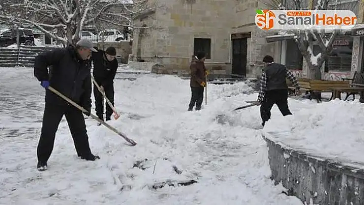 Gürün ilçesinde karla mücadele çalışmaları sürüyor