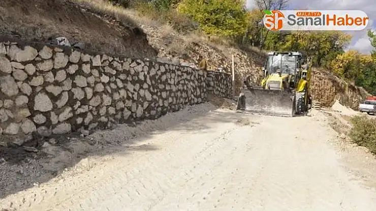 Gürün ilçesinde taş duvar örme çalışmaları