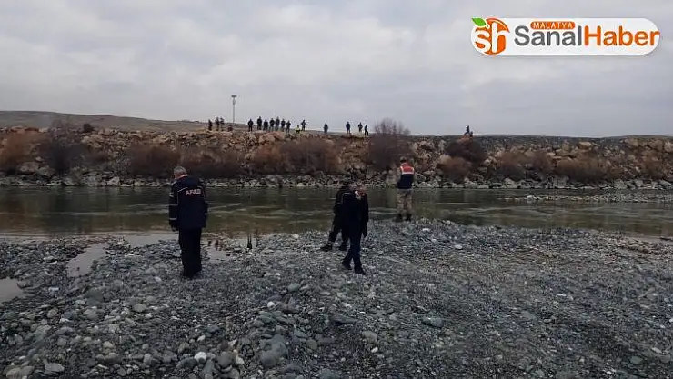 Haber alınamayan balıkçının nehir kenarında eşyaları bulundu