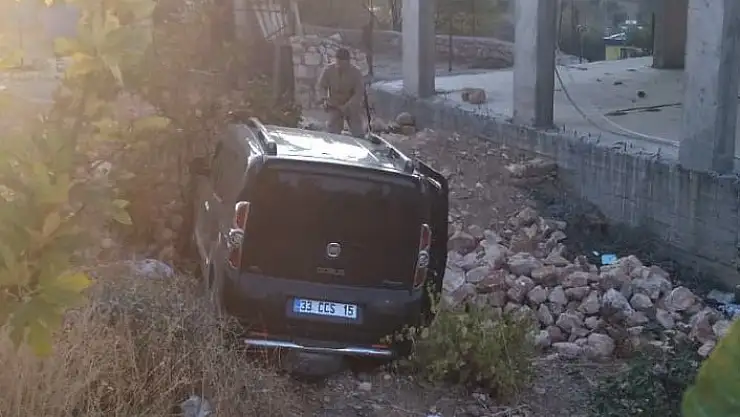 'Hafif ticari araç ikamet bahçesine girdi: 1 yaralı'