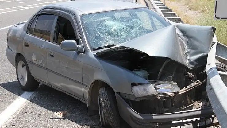 'Hafif ticari araç ile çarpışan otomobil bariyerlere saplandı: 5 yaralı'
