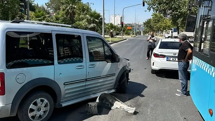 'Hafif ticari araç ile otomobil çarpıştı: 1 yaralı'
