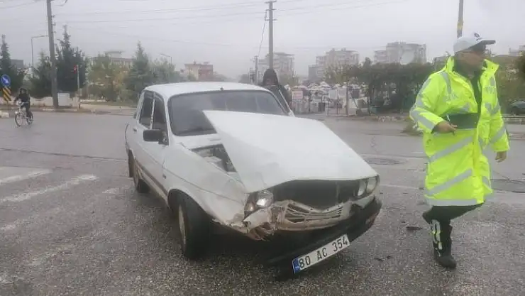 'Hafif ticari araç ile otomobil çarpıştı: 2 yaralı'