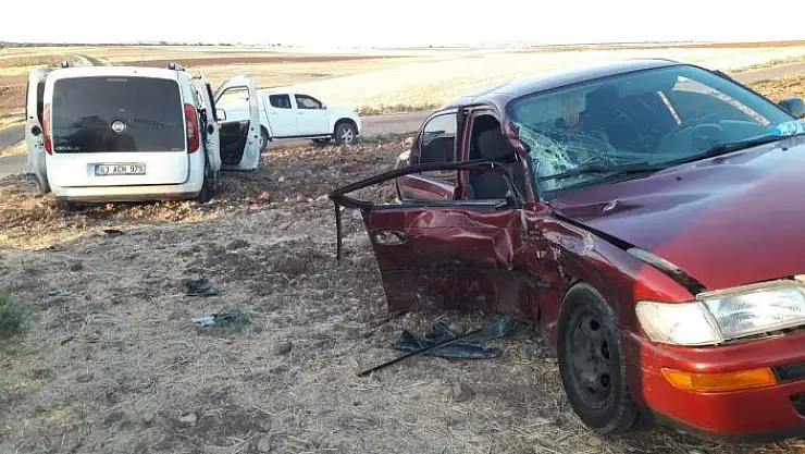 'Hafif ticari araç ile otomobil kafa kafaya çarpıştı: 6 yaralı'