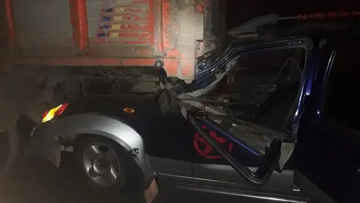 'Hafif ticari araç kamyona çarptı: 5 yaralı'